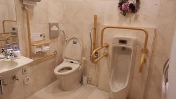 Combined shower/tub, free toiletries, slippers, electronic bidet