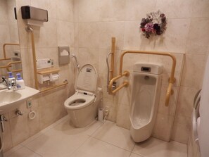 Combined shower/bathtub, free toiletries, slippers, electronic bidet