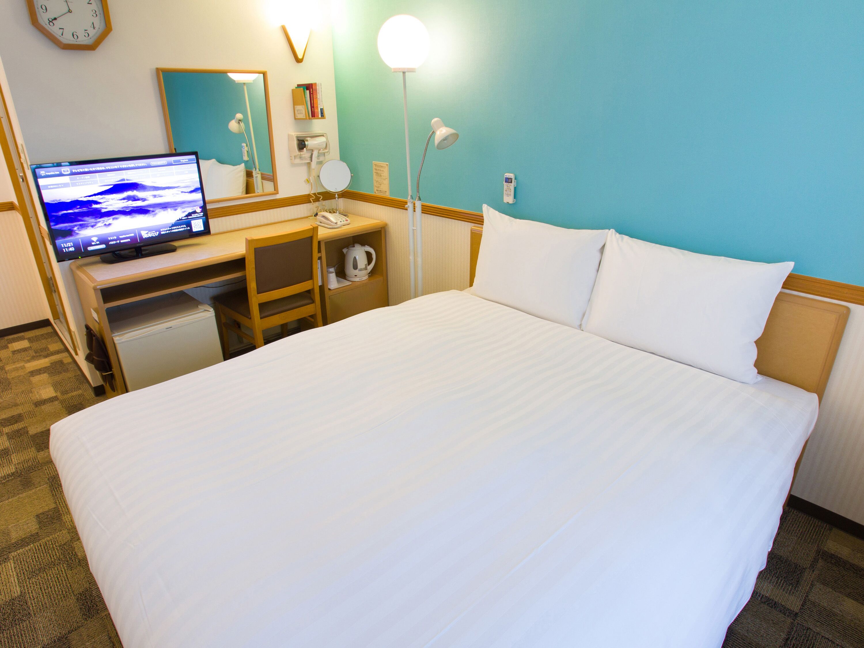 desk, free wifi, bed sheets