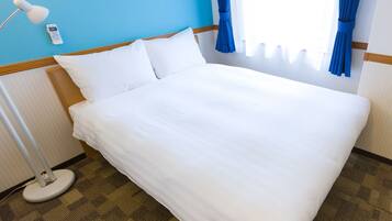 Escritorio, wifi gratis y ropa de cama