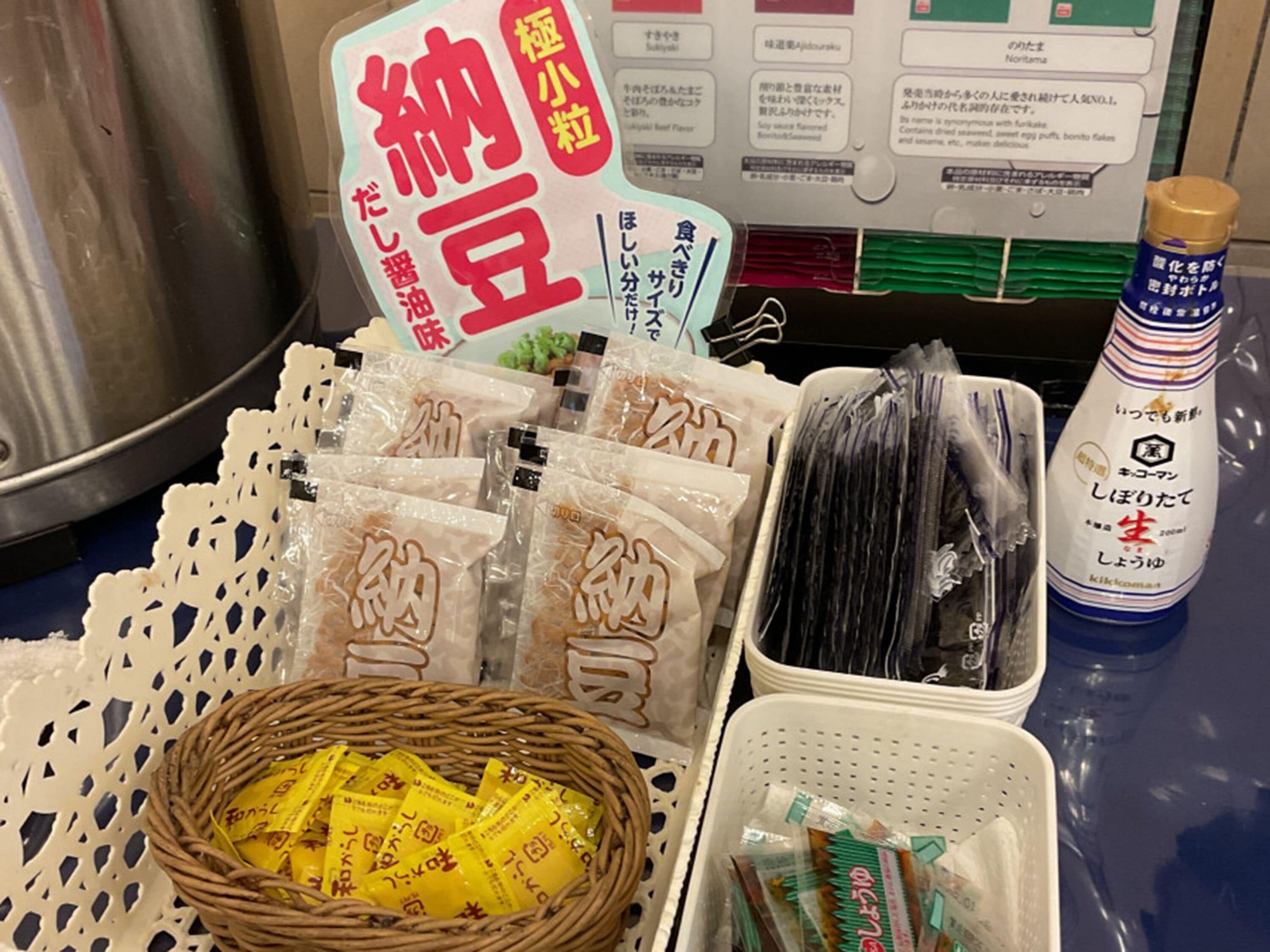 Diversos alimentos envasados, como fideos y salsas, exhibidos sobre un mostrador.
