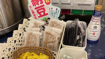 Diversos alimentos envasados, como fideos y salsas, exhibidos sobre un mostrador.
