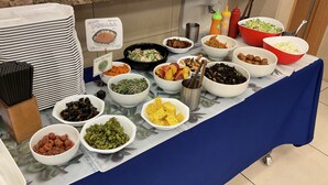Une table de buffet proposant divers plats et accompagnements.