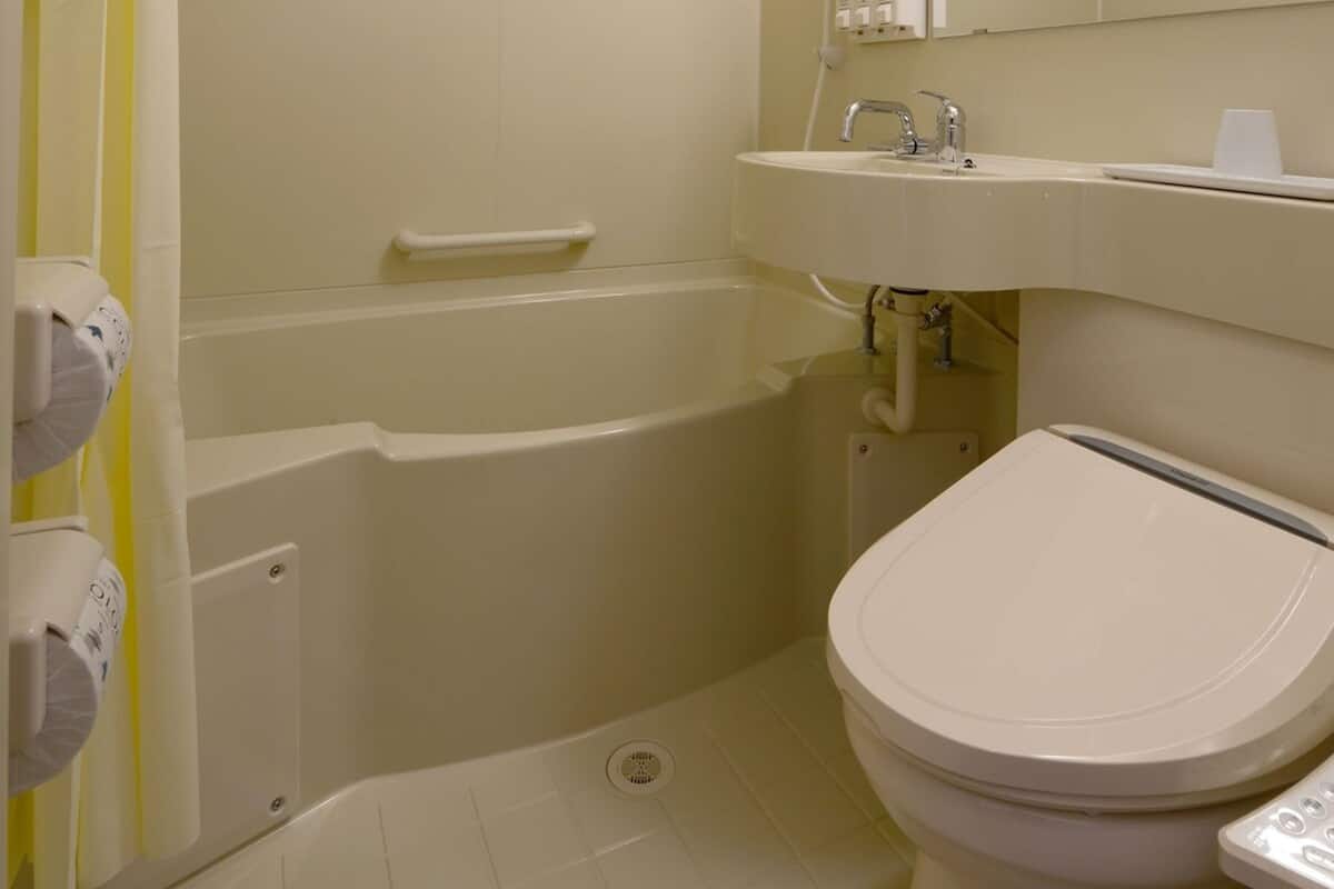 Badkar/dusch, tofflor, elektronisk bidé och handdukar