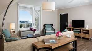 Peti besi dalam bilik, dihias secara berasingan 