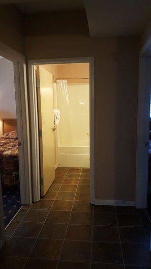 Suite | Bathroom | Free toiletries, towels - Shorebird Inn (Tobin Lake)