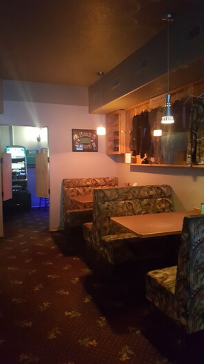 Bar (on property) - Shorebird Inn (Tobin Lake)