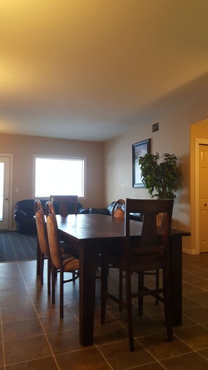 جناح | تن اول الطعام داخل الغرفة