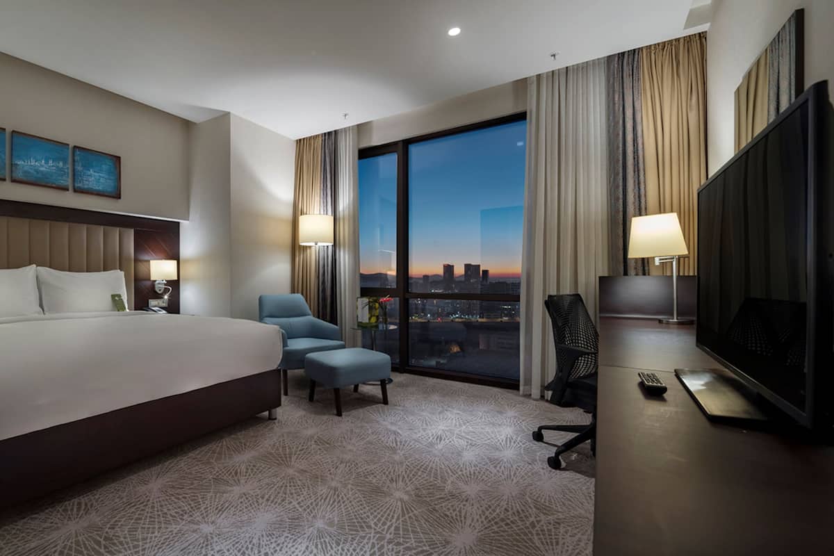 Deluxe Room, 1 King Bed | Premium bedding, memory foam beds, minibar, in-room safe