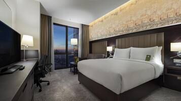 Family Room, 1 Queen Bed | Premium bedding, memory foam beds, minibar, in-room safe