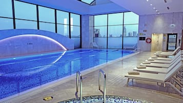 Alberca techada y camastros