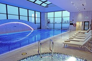 Indoor pool, sun loungers - Doubletree by Hilton Istanbul Umraniye (Istanbul)