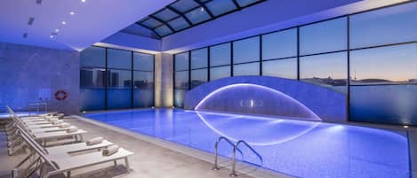 Indoor pool, sun loungers