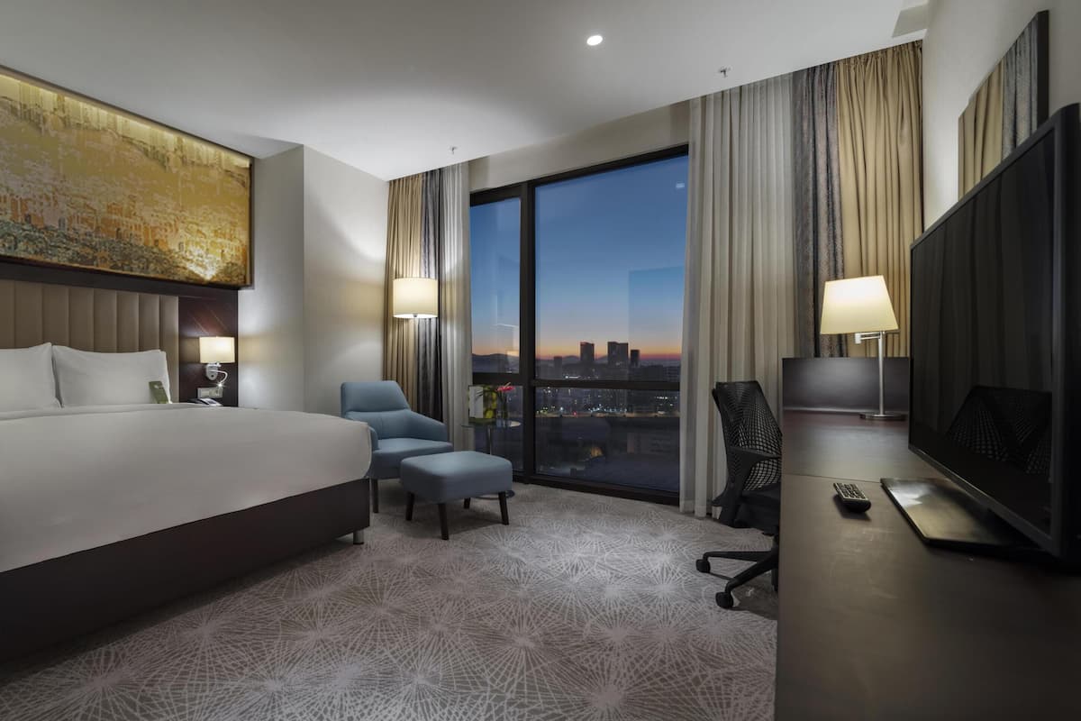 Habitación Deluxe, 1 cama King size | Ropa de cama de alta calidad, camas con efecto memoria y minibar