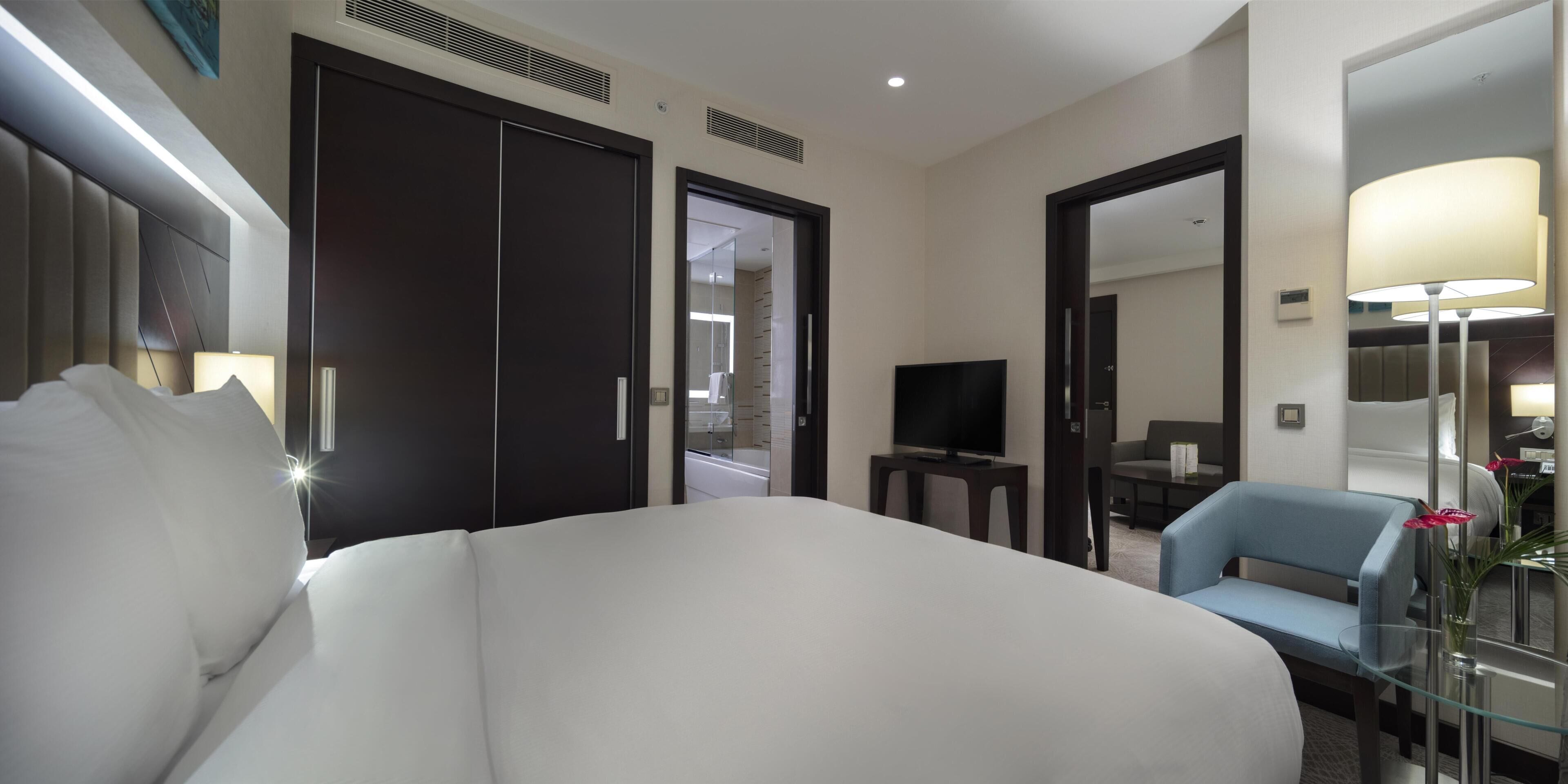 Suite, 1 habitación (King) | Ropa de cama de alta calidad, camas con efecto memoria y minibar 