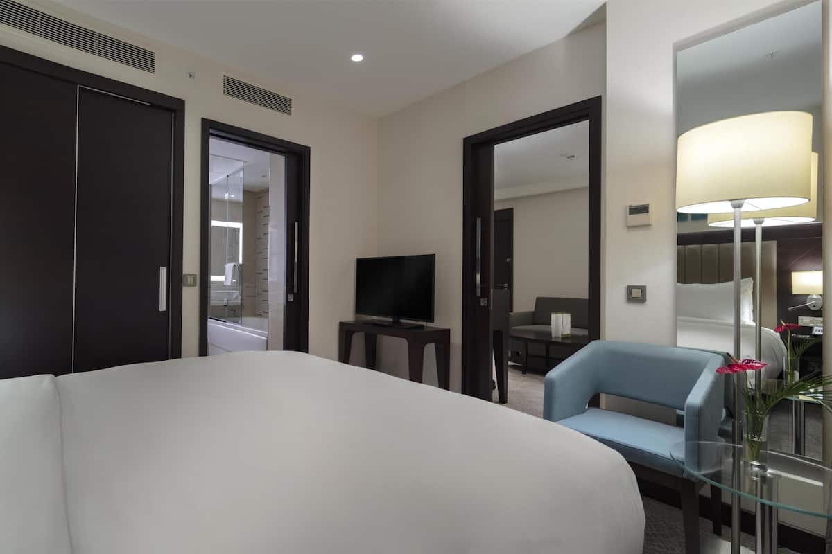 Suite, 1 habitación (King) | Ropa de cama de alta calidad, camas con efecto memoria y minibar