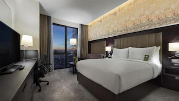 Family Room, 1 Queen Bed | Premium bedding, memory foam beds, minibar, in-room safe