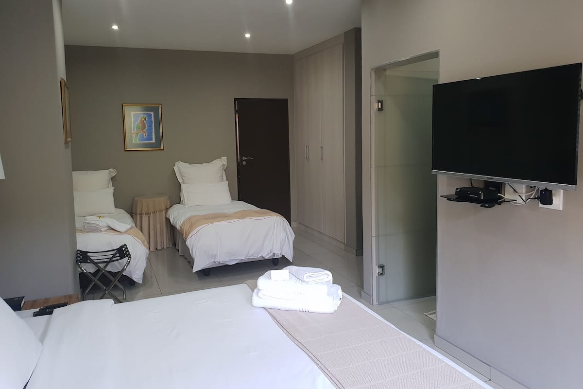 Standard Room, 1 Bedroom (Room 0011) | Minibar, in-room safe, desk, iron/ironing board