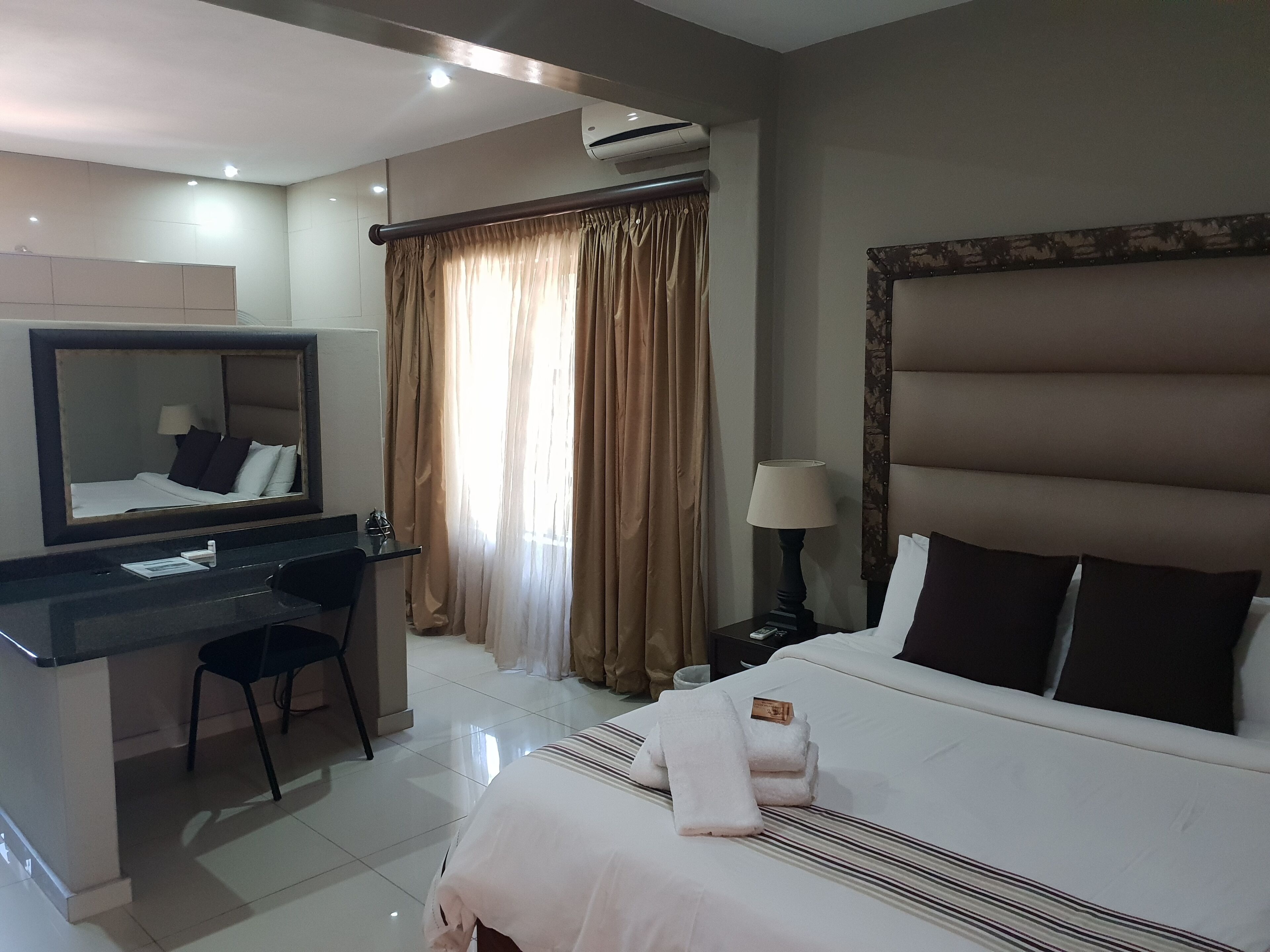 Business Room, 1 Bedroom (Corporate) | Minibar, in-room safe, desk, iron/ironing board