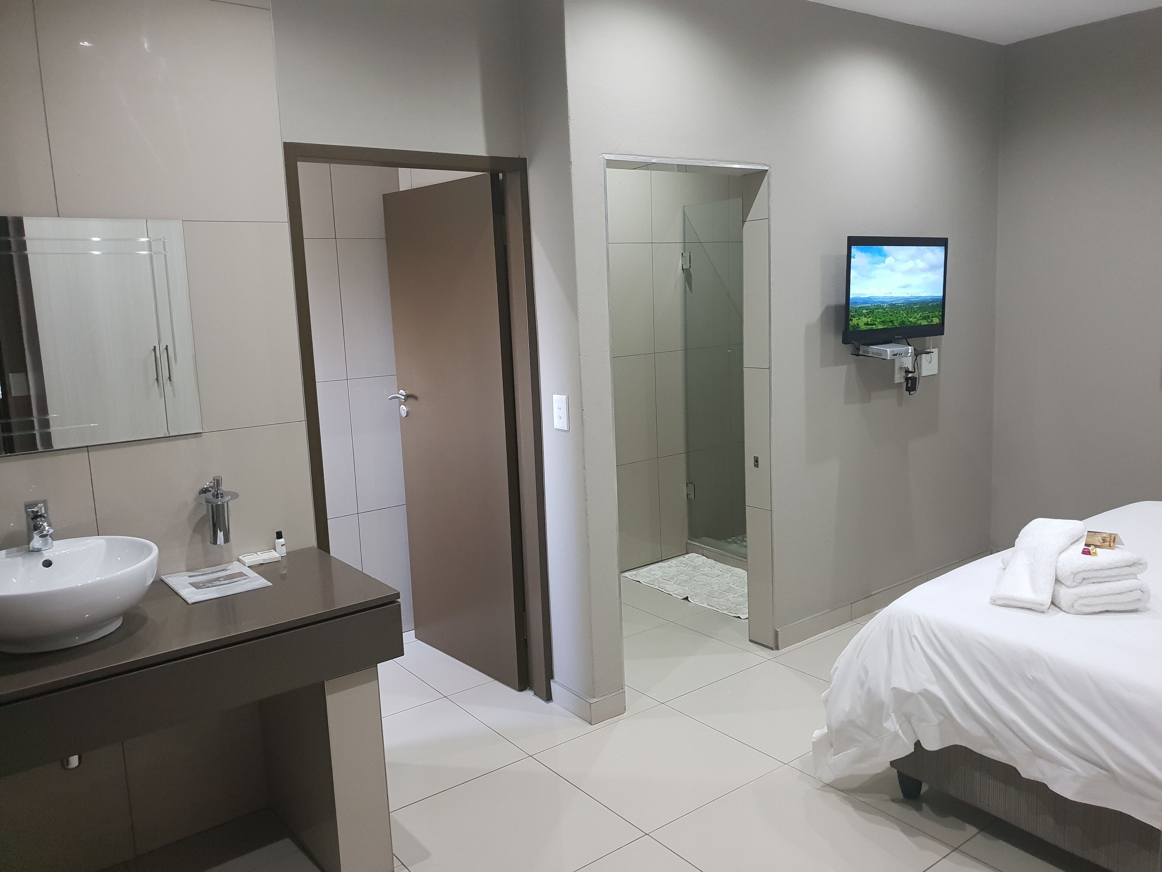 Standard Room, 1 Bedroom (Room 0010) | Bathroom | Rainfall showerhead, free toiletries, hair dryer, bathrobes