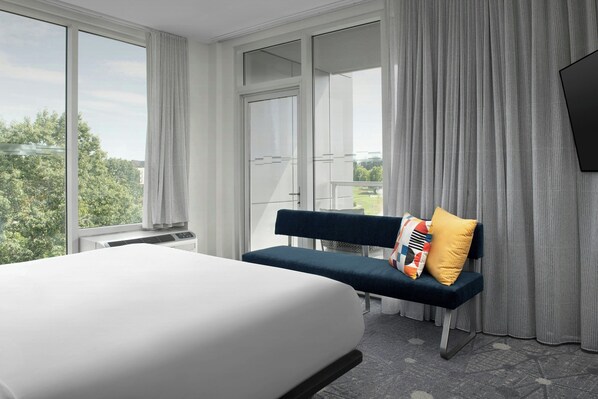 Suite, 1 King Bed with Sofa bed, Corner