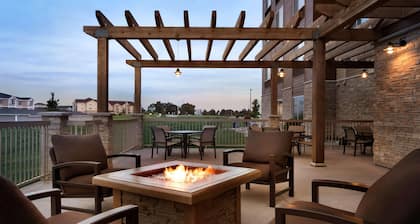 Country Inn & Suites by Radisson, Indianola, IA