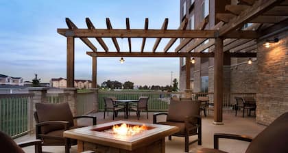 Country Inn & Suites by Radisson, Indianola, IA