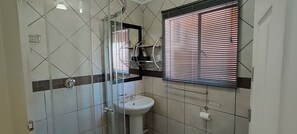 Basic Double Room | Bathroom | Free toiletries, hair dryer, towels - Premiere Guest House (Bloemfontein)