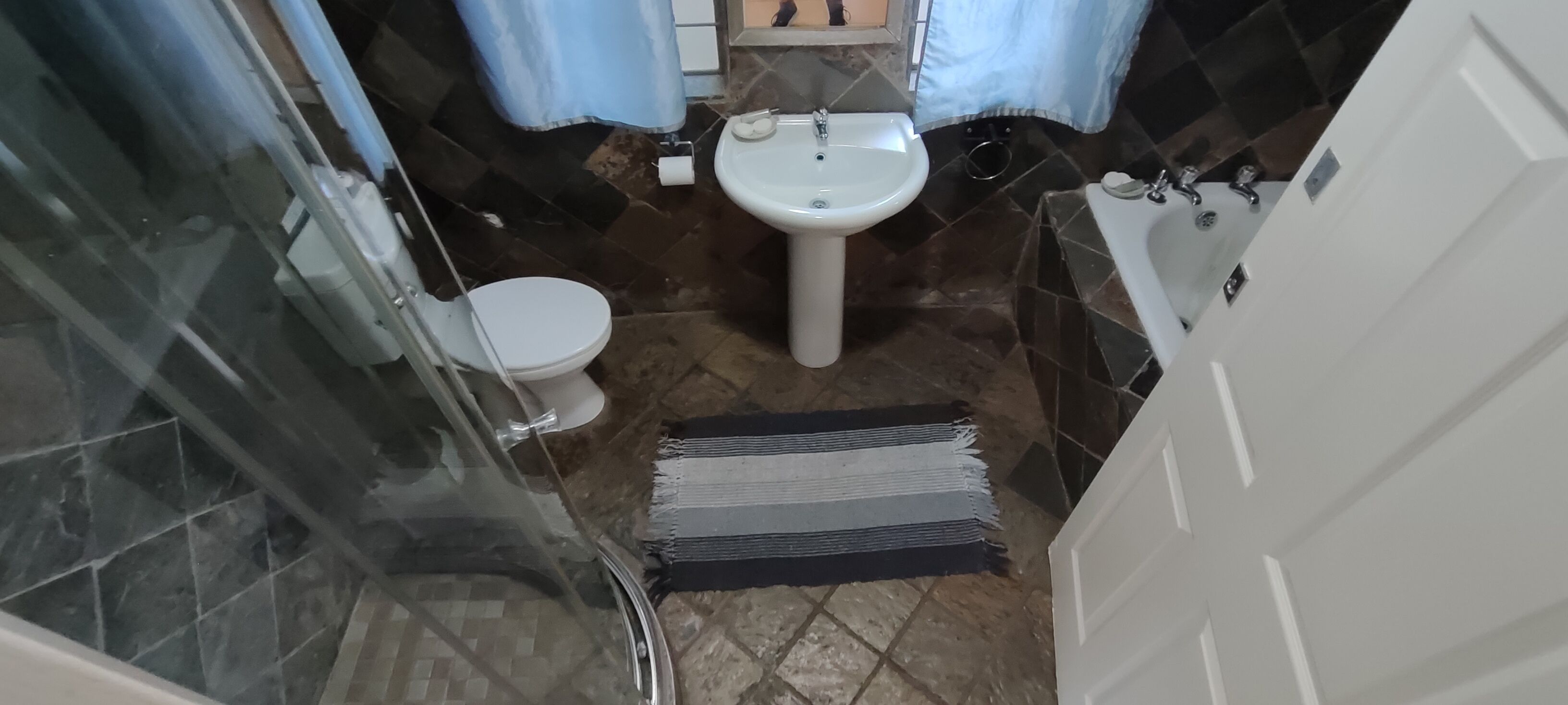 Un baño con inodoro, lavabo y bañera.