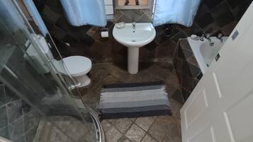 Un baño con inodoro, lavabo y bañera.