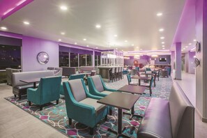 Free daily buffet breakfast - La Quinta Inn & Suites by Wyndham Lubbock South (Lubbock)