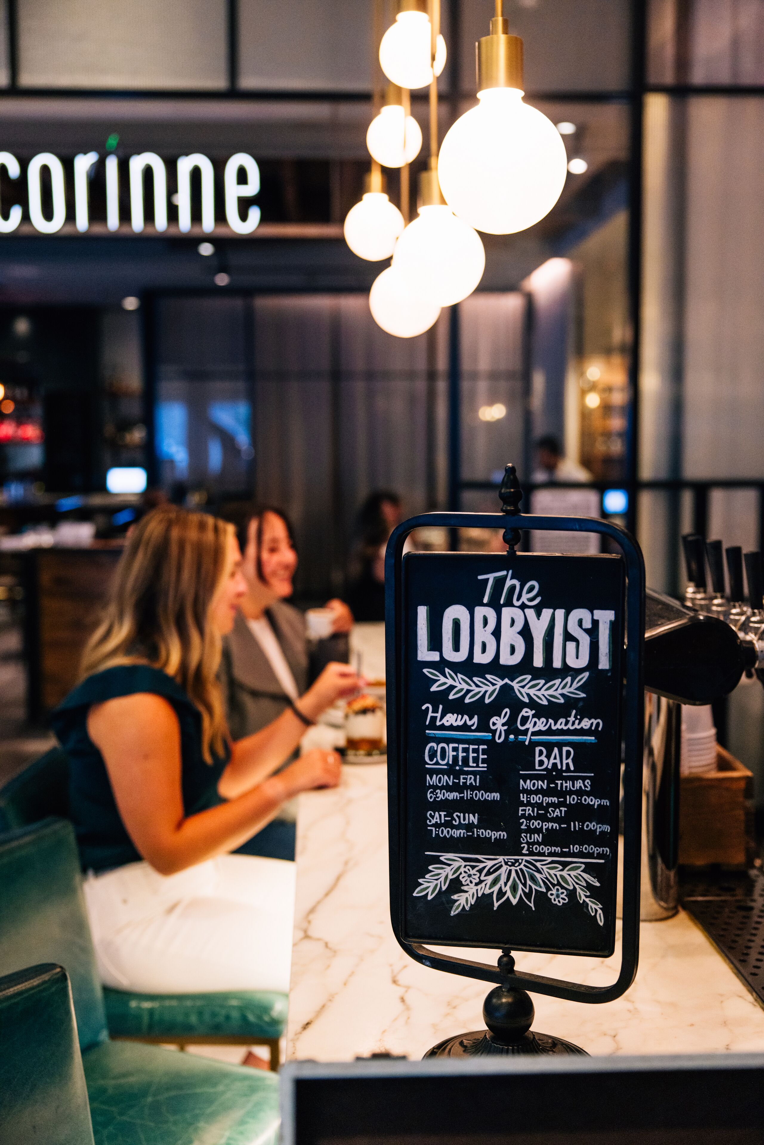 Zona de bar con un letrero que indica el horario de atención de los lobistas.