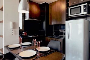 Appartement | Privékeuken | Een koelkast/vriezer, een magnetron, een oven, een kookplaat