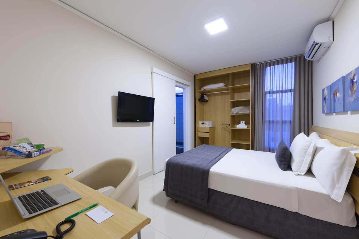 Minibar, caja fuerte, escritorio y espacio para trabajar con un portátil