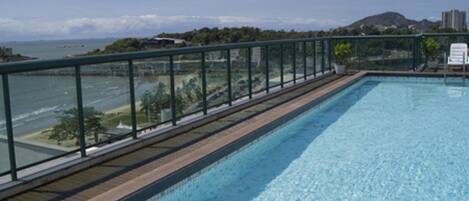 Piscine intérieure, piscine extérieure, parasols, chaises longues