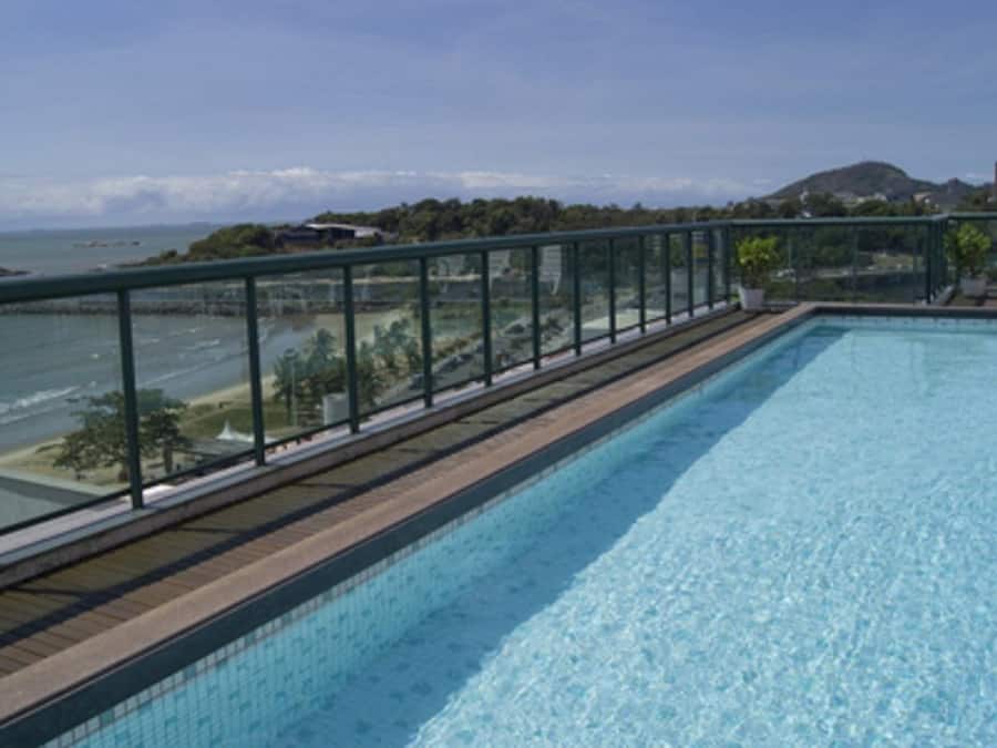 Piscina interna, piscina externa, guarda-sóis, espreguiçadeiras