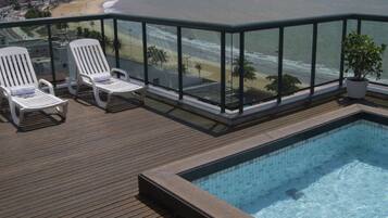 Piscina interna, piscina externa, guarda-sóis, espreguiçadeiras