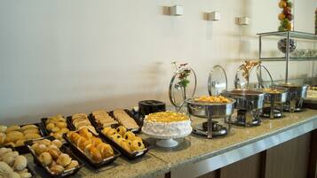 Café da manhã com buffet todos os dias mediante uma taxa