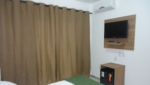 Quadruple Room | Minibar, blackout drapes, soundproofing, iron/ironing board (on request) - Pousada Vô Quintino (Penha)