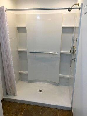 Standard Room, 2 Double Beds | Bathroom | Combined shower/bathtub, free toiletries, hair dryer, towels - Oak Mar Motel (Oakland)