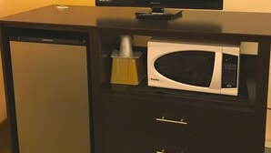 Habitación estándar, 2 camas matrimoniales | Escritorio, wifi gratis y ropa de cama 