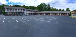Front of property - Oak Mar Motel (Oakland)