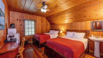 Main Lodge - Up to 4 People - Shared Bathroom No Pets Allowed | Sengetøj