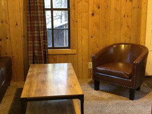 Deluxe Vacation House 2 King, 2 Queen - Up to 8 People | Living room - Union Creek Resort (Prospect)