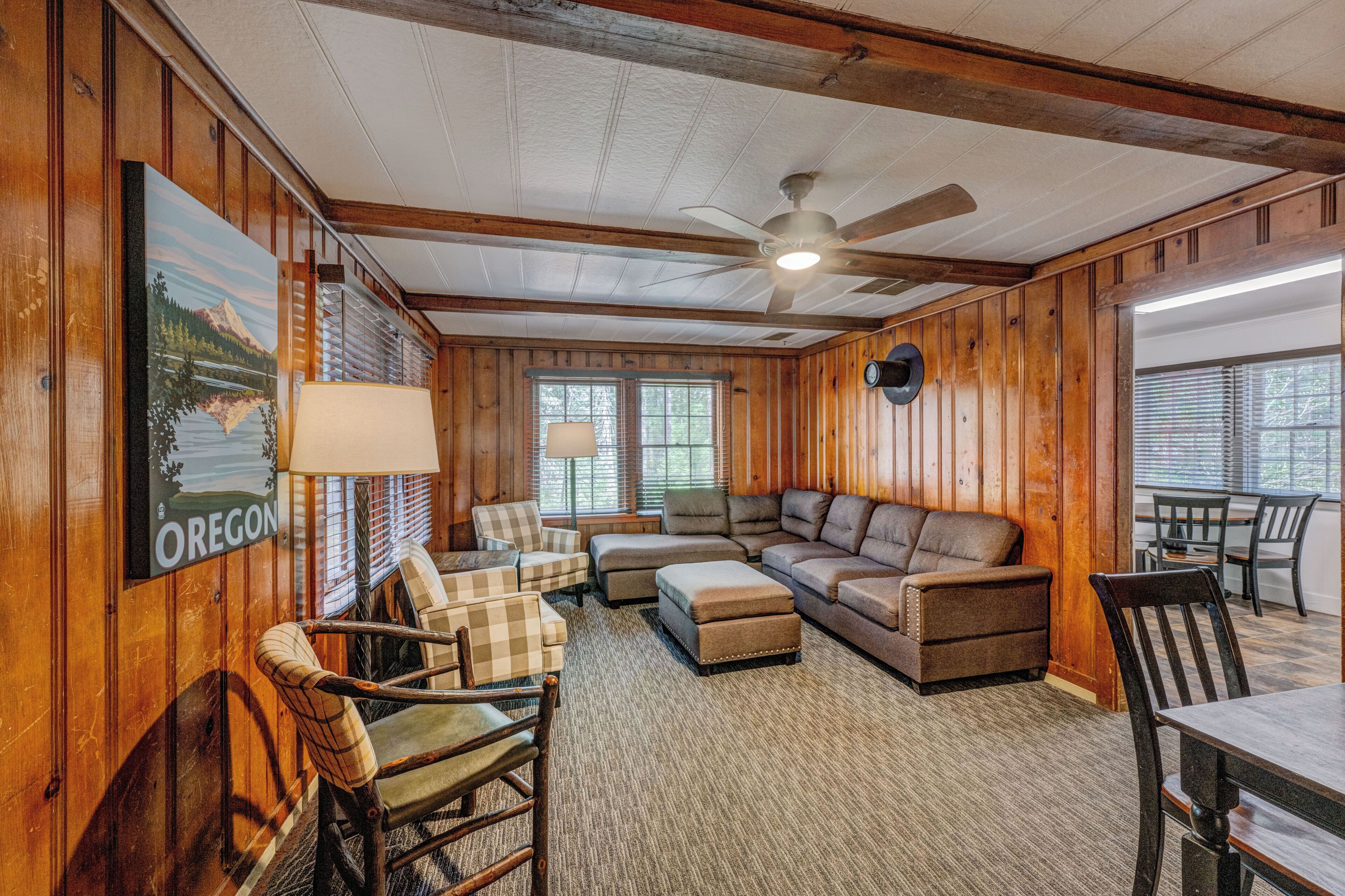 Deluxe Vacation House - Up to 10 People | Living area