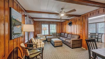 Deluxe Vacation House - Up to 10 People | Living area