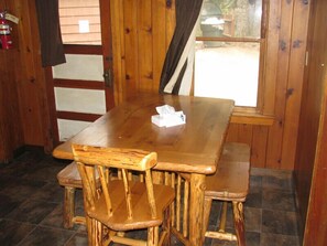 Cabaña, 2 habitaciones, cocina (Cabin 20 - Pet Friendly) | Baño | Artículos de higiene personal gratuitos, secador de pelo y toallas
