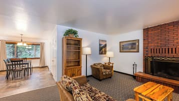 Deluxe Vacation House 2 King, 2 Queen - Up to 8 People | Living area