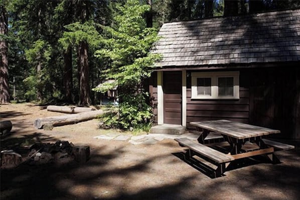 Cabane, 1 grand lit, cuisine (Cabin 15 - Pet Friendly) | Draps fournis