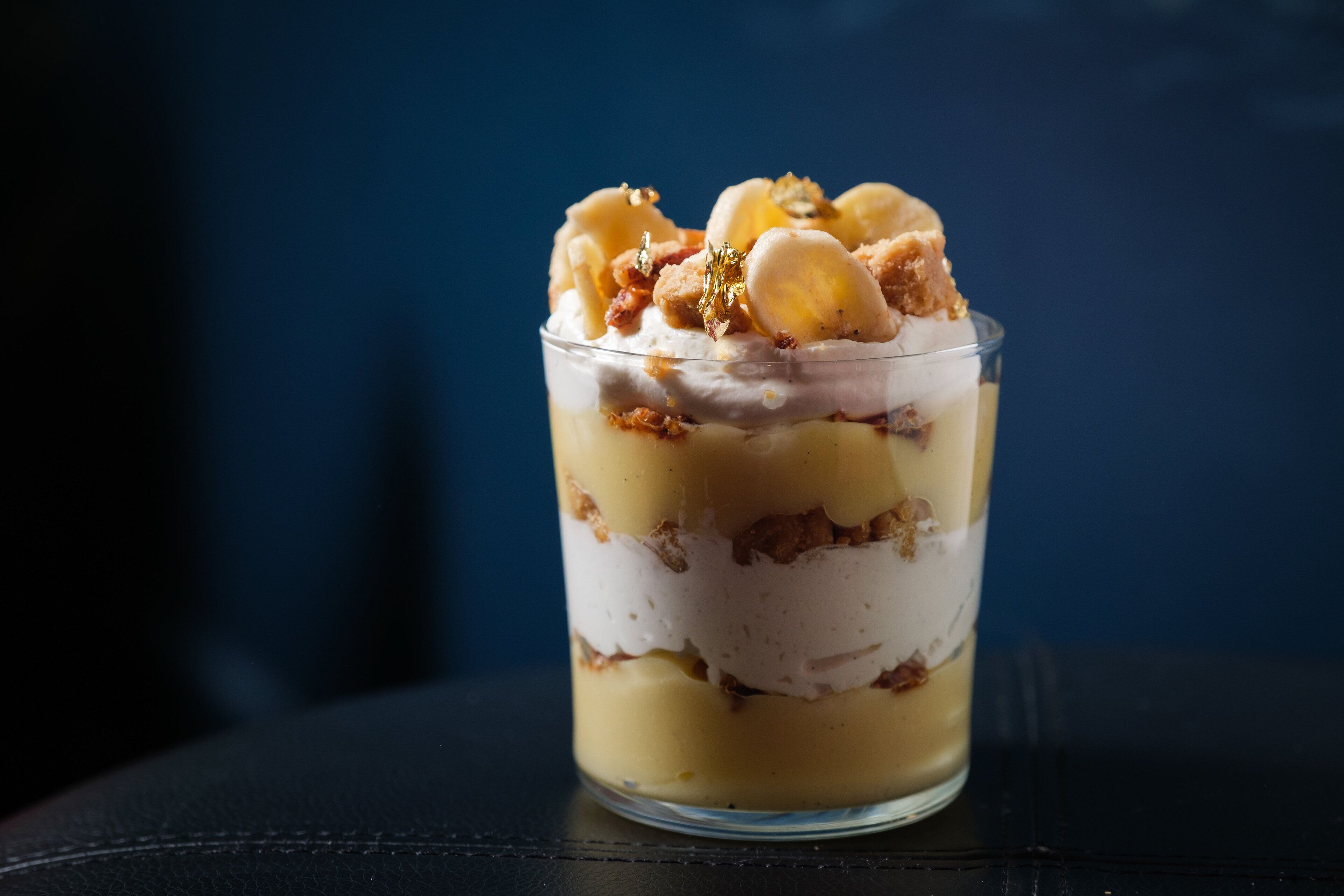 Ein mehrschichtiges Dessert im Glas.